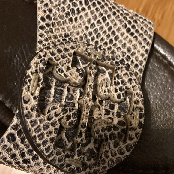 Tory Burch Grey Sandal Wedge PATTI-PITONE ROCHA Snake Logo Women’s Size 8.5 M - Picture 4 of 8